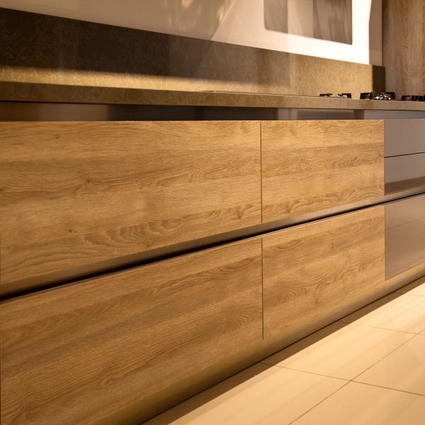 Interior,Of,Luxurious,Modern,Kitchen,Equipment,And,Oak,Grey,Cabinets